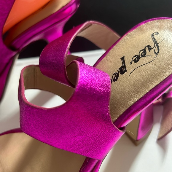New Free People Candice Heels Metallic magenta pink
Size: 7 1/2 or 9 1/2 - Picture 9 of 12